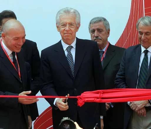 Ecco l&apos;unico taglio del professore: quello del nastro della sede Vodafone