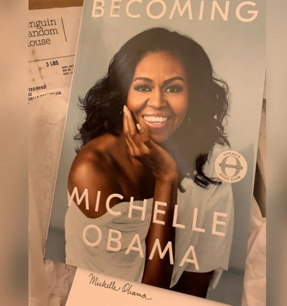 Matteo Renzi e il libro di Michelle Obama autografato: la ridicola spacconata dell'ex premier