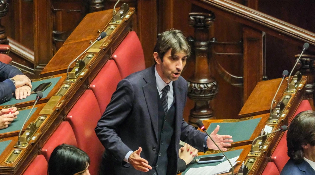 Donzelli "analfabeta istituzionale". Gli insulti e uno strano caso in aula