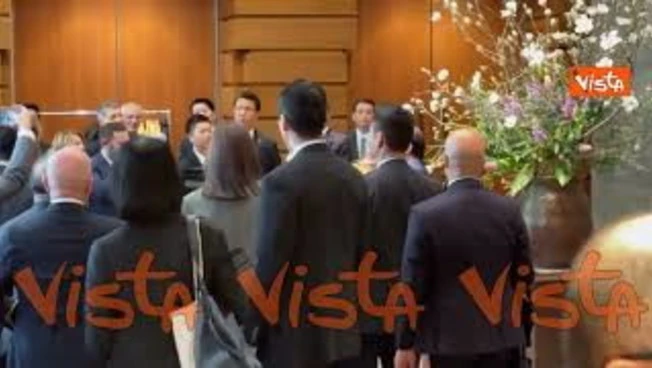 Selfie per Meloni e Sanae Takaichi di fronte al grande vaso di fiori nel Palazzo del Governo a Tokyo
