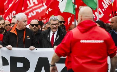 https://media.liberoquotidiano.it/Bqtw_hJdwqCLuEyKLWvmhCON6YLSq6f-dKyBt9zg4I0/width:800/quality:90/aW1hZ2VzLzIwMjUvMTAvMjUvMTU0MTM0ODY3LTRmNDJhYmQ1LWRkZWEtNDg2Yy1iZDdhLWQwNGE3ZGFiMTk5MC5qcGc.webp