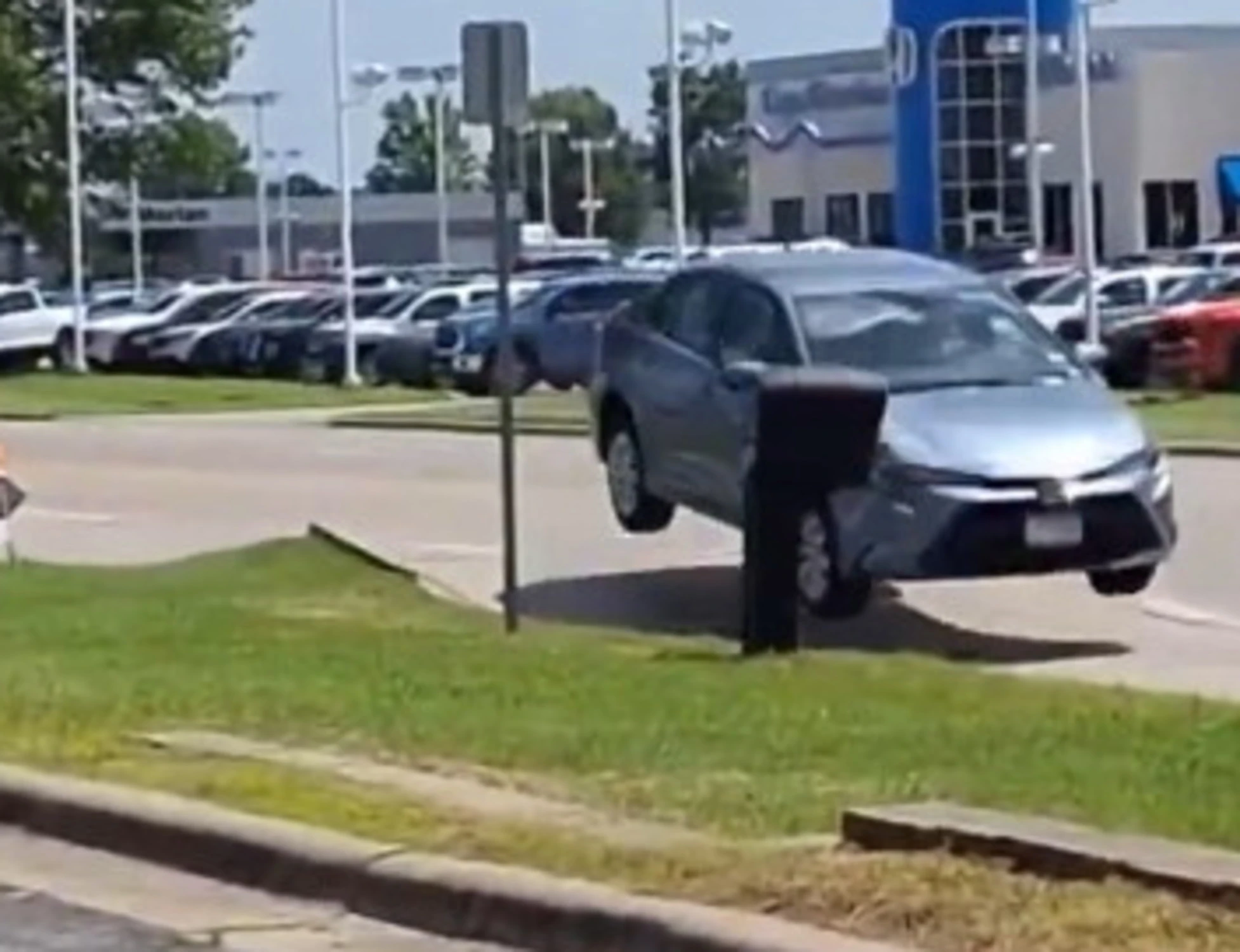 Missouri, caldo estremo e strade deformate: le auto decollano