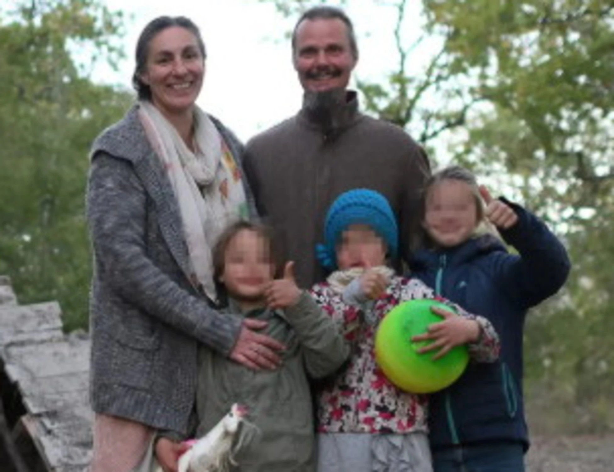 Famiglia nel bosco, il papà arriva qualche minuto prima: com'è finita