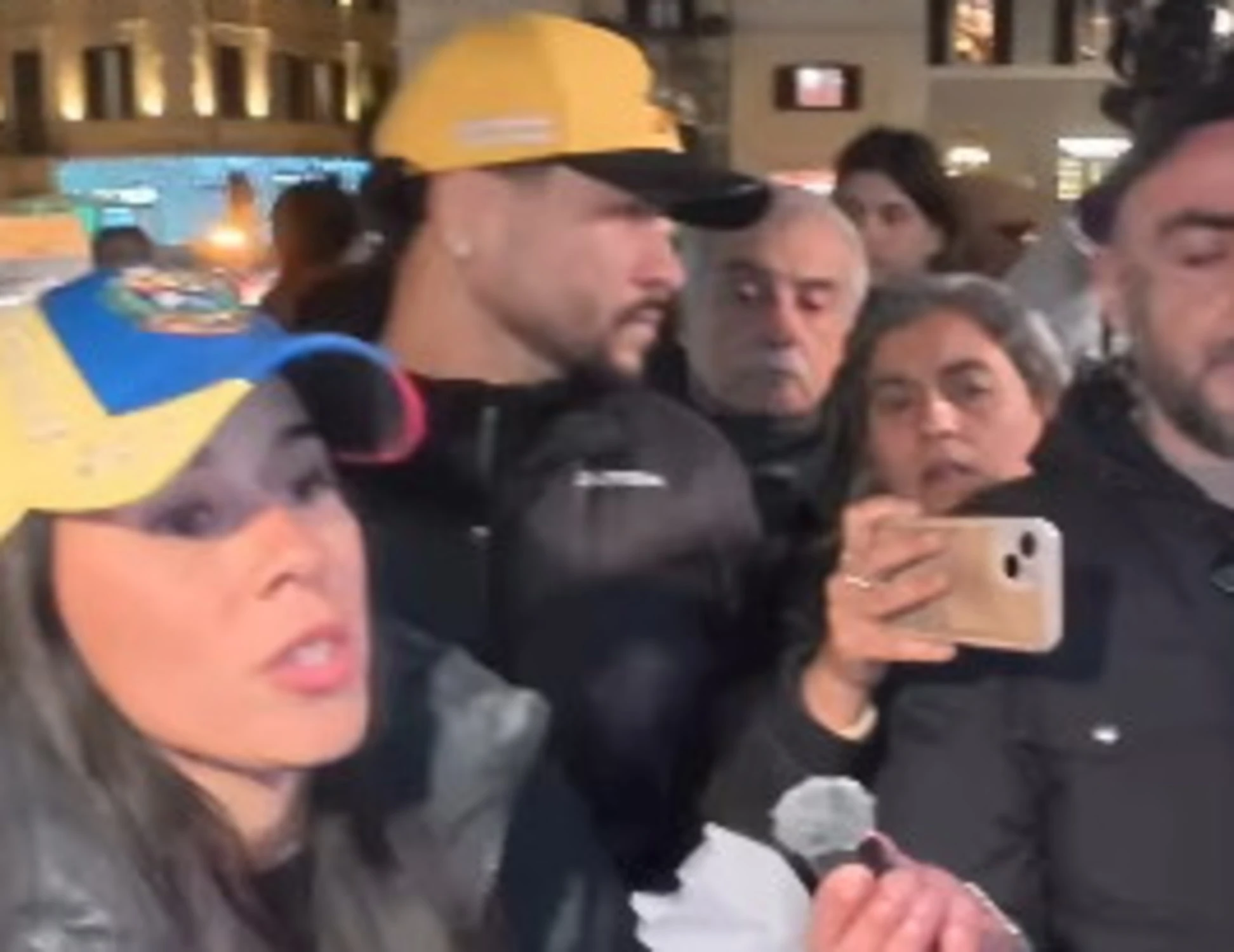 Roma, i venezuelani smascherano Cigl e Anpi: "Ignoranti, andate via!"