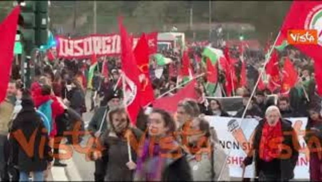 "Stop genocidio", il corteo pro Palestina sfila per le vie di Roma