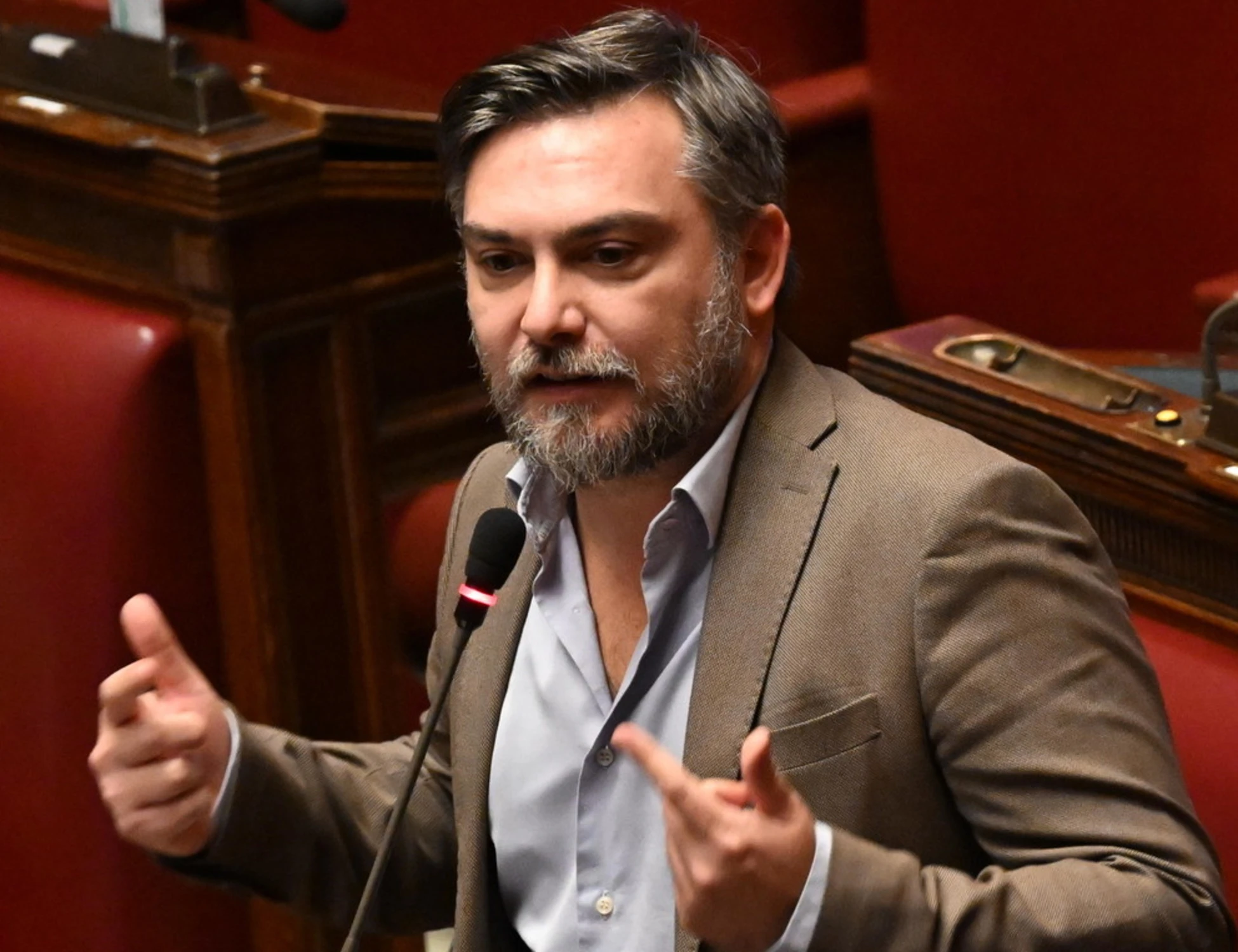 Trump contro Meloni, chi tocca il fondo a sinistra: "Se vuoi rifarti il trucco..."