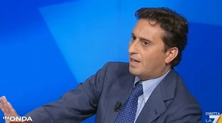 David Parenzo con l'accetta: "Di cosa puzzano gli scontri di Napoli". Rivolta Twitter: "Per quelli come lui non è più previsto"