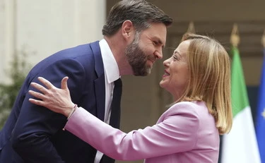 J.D. Vance incorona Meloni: "Tutti quelli che parlano con lei"