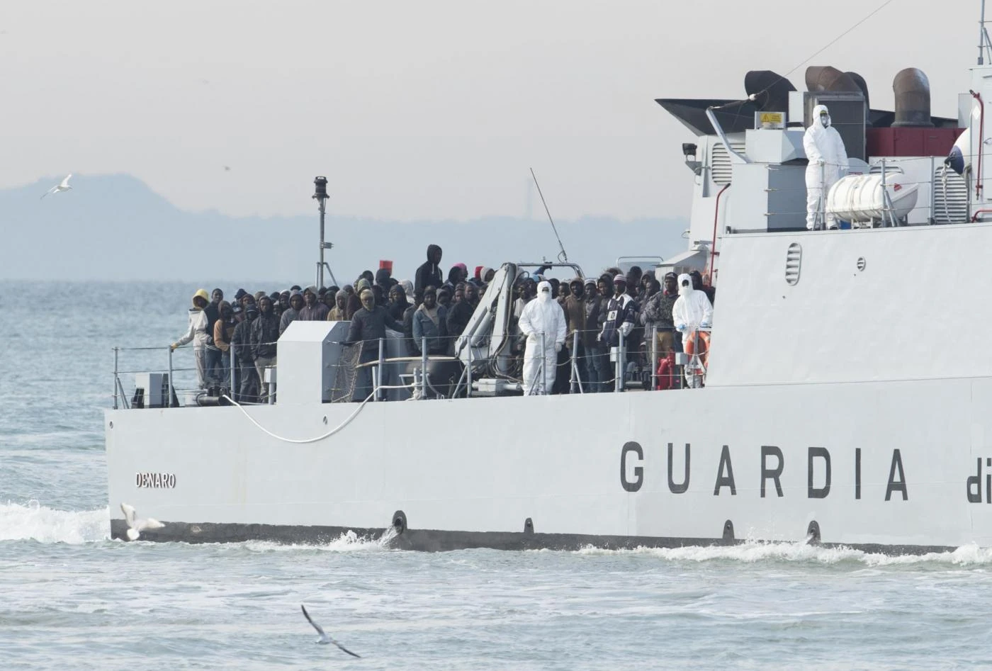 Lampedusa, sbarcano 90 immigrati: come ha fatto ad arrivare il barcone nonostante i porti chiusi