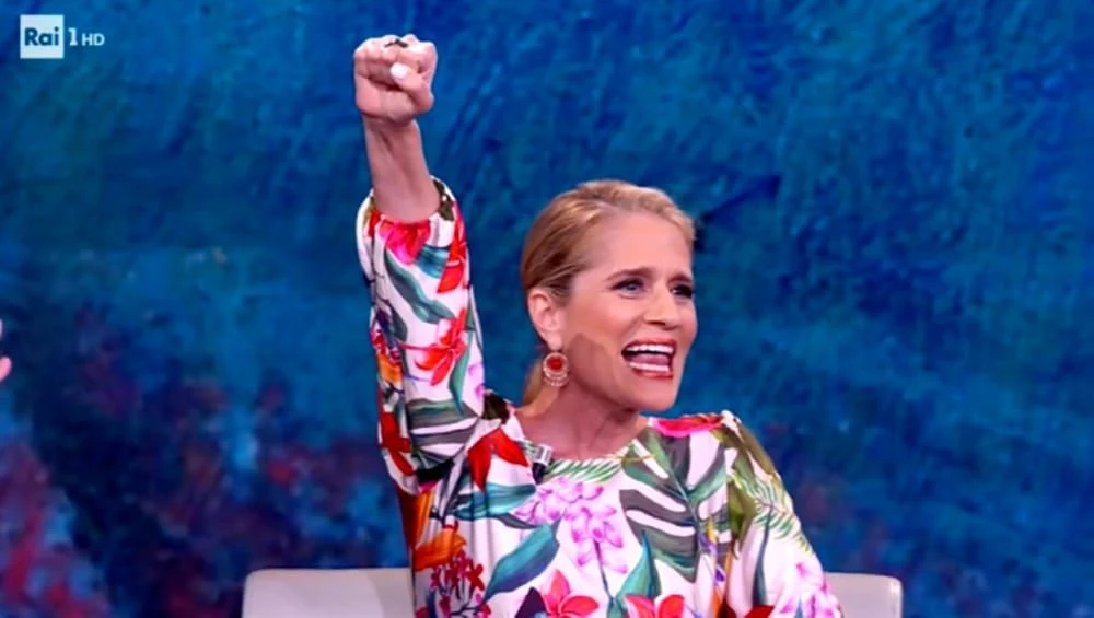 Heather Parisi contro Lorella Cuccarini, ma arriva la risposta: "Non sono sovranista. La D'Urso? Non la temo"