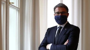 Coronavirus, "scuola, bar e ristoranti, tutto aperto". La regione che torna alla normalità e sfida il governo