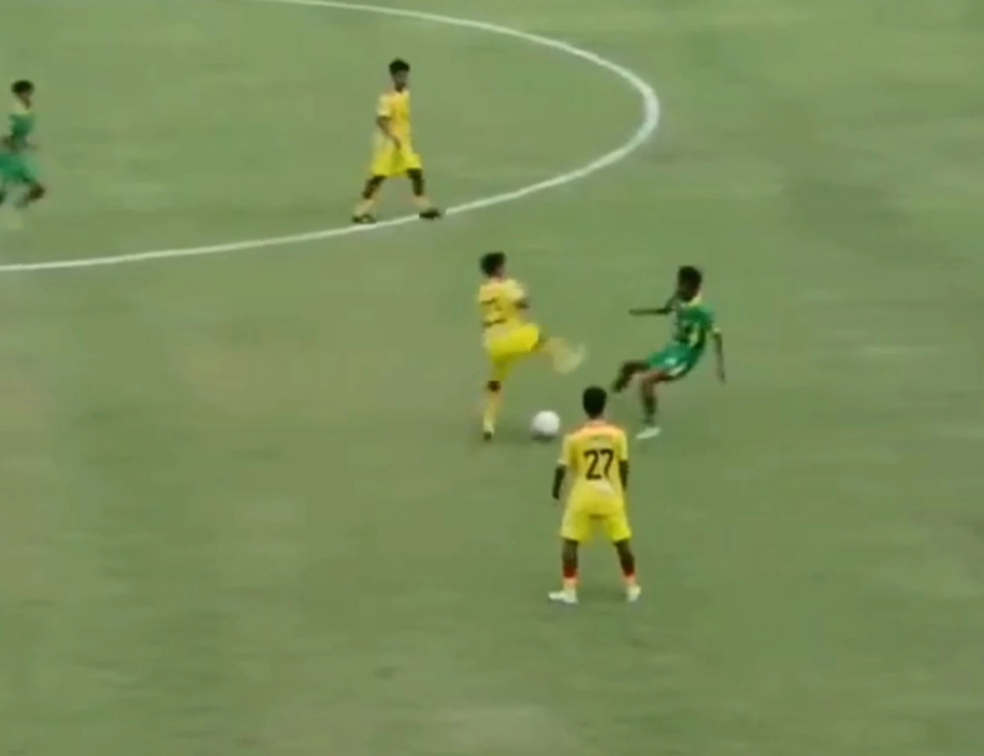 Calcio, fallo-killer: avversario in terapia intensiva, squalificato a vita