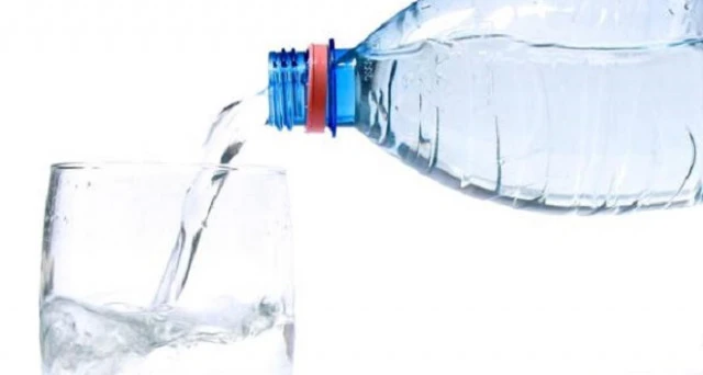 Acqua in bottiglietta o dal rubinetto, non ti salvi: lo schifo impensabile in quello che bevi tutti i giorni