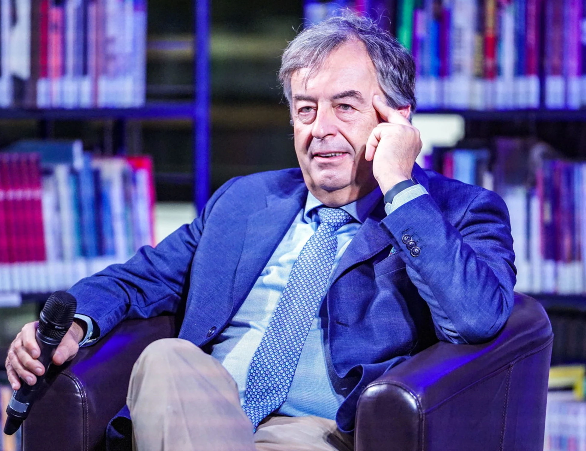 Roberto Burioni permaloso: si cancella dai social