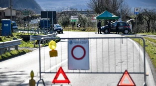 Coronavirus, bollettino da allarme rosso: nuovo picco di contagi e ricoveri, Campania verso il lockdown