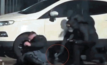 Regalo Pd a chi mena i poliziotti: riparte il dialogo con Askatasuna