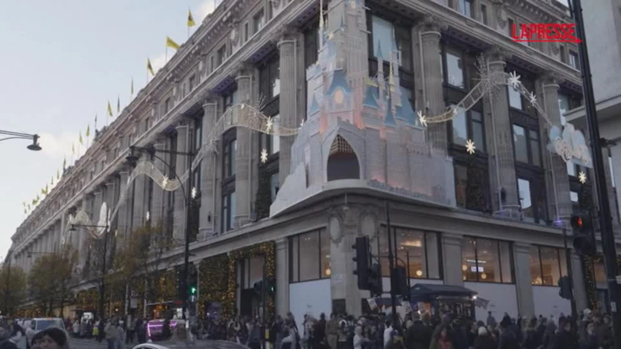 Londra, i negozi addobbano le vetrine per Natale: gli spettacolari allestimenti