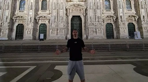 Zlatan Ibrahimovic come una divinità: la foto davanti al Duomo, un messaggio al Milan?