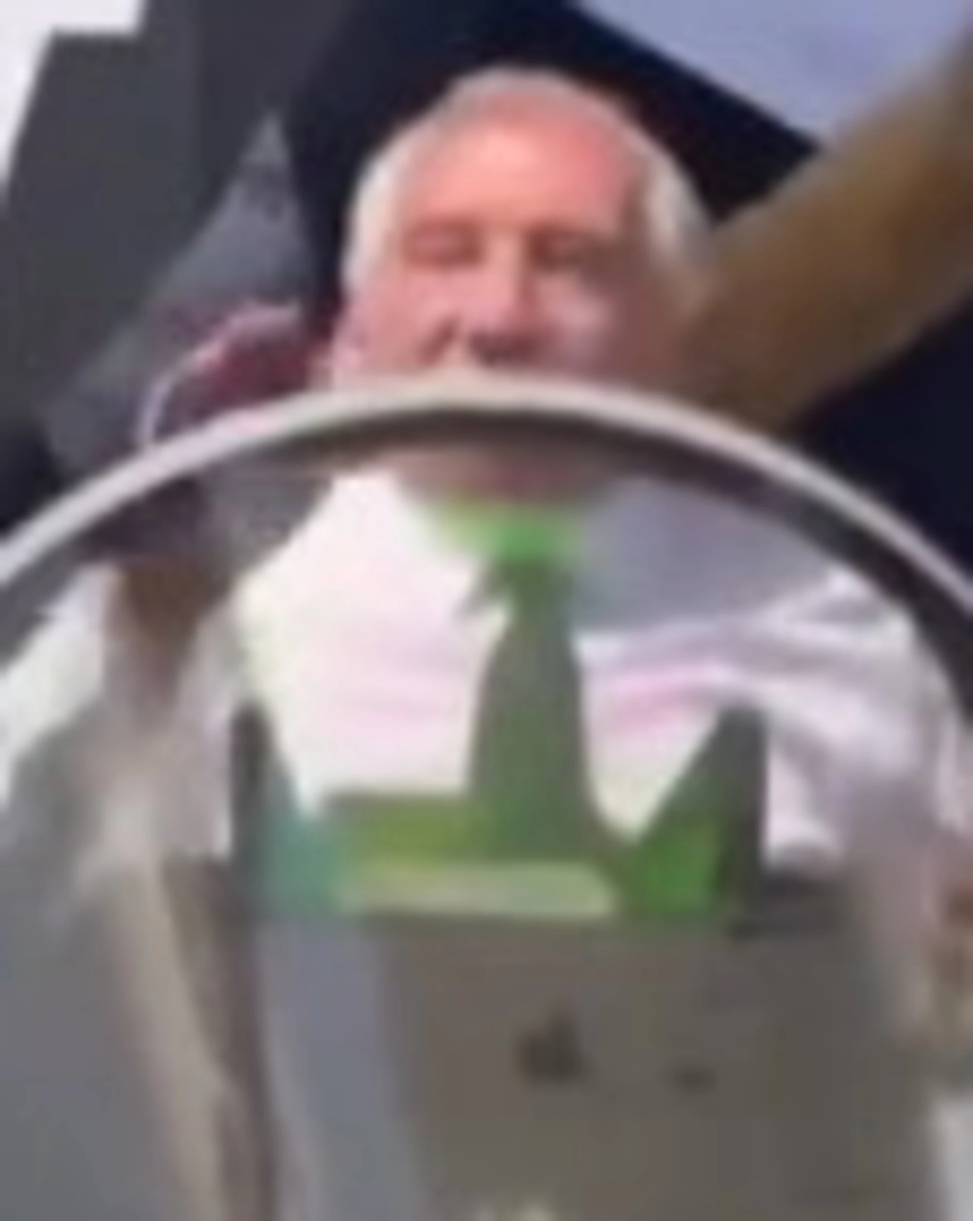 Francia, la "grandeur": il primo ministro Bayrou resta incastrato nel jet