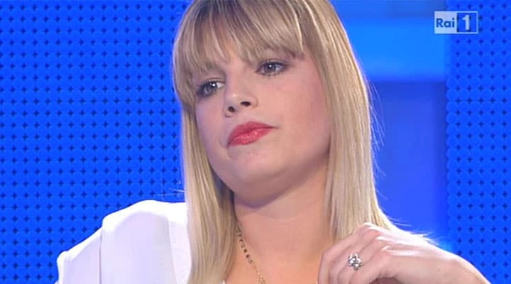 Emma Marrone, messaggio ai fan dopo l'operazione: "Tolgo il braccialetto e piango di gioia"