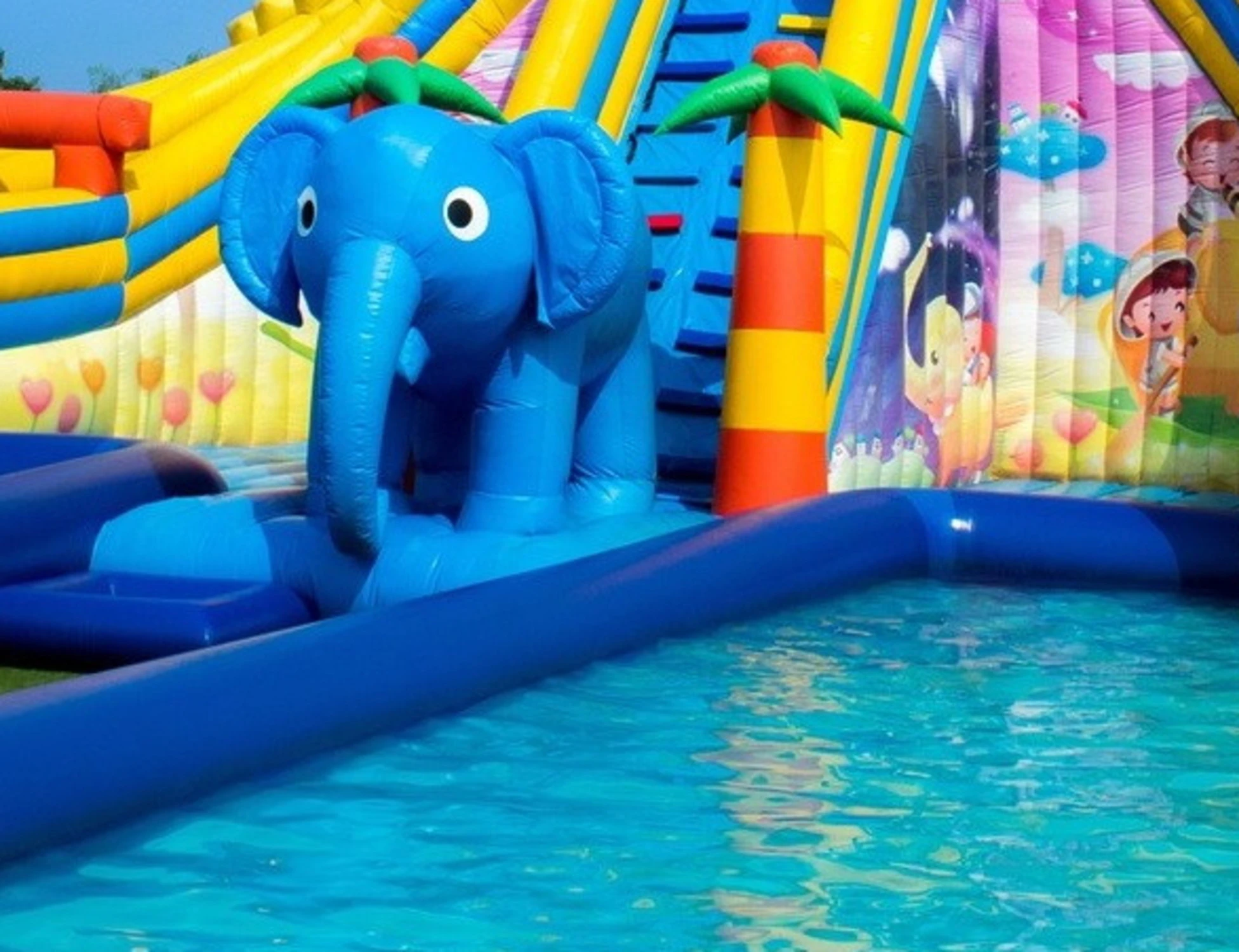 Gallipoli, bimbo di 7 anni cade in piscina e muore: choc all'acqua park 