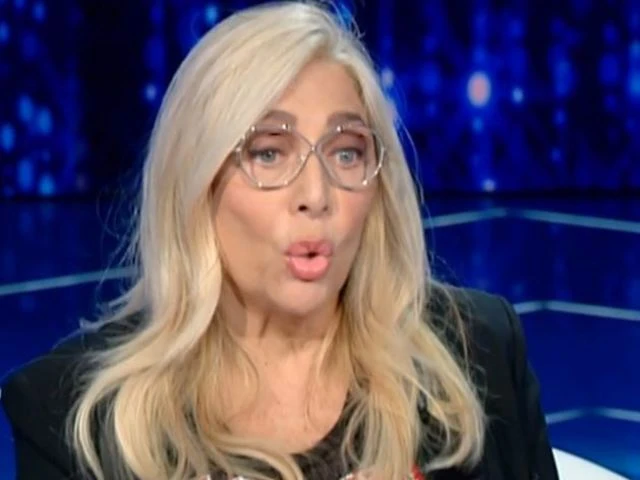 Domenica In, Mara Venier e la gaffe all'ingresso in studio: "Mi si è ammosciato tutto, ora..."