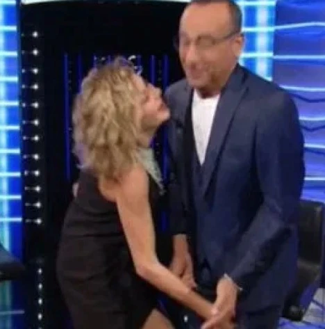 Tale e quale show, impensabile in Rai: Eva Grimaldi palpa le parti intime di Carlo Conti / Guarda