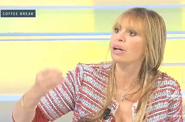 Alessandra Mussolini brutalizza Emmanuel Macron: "Gli ficcherei due dita negli occhi e alla sinistra..."