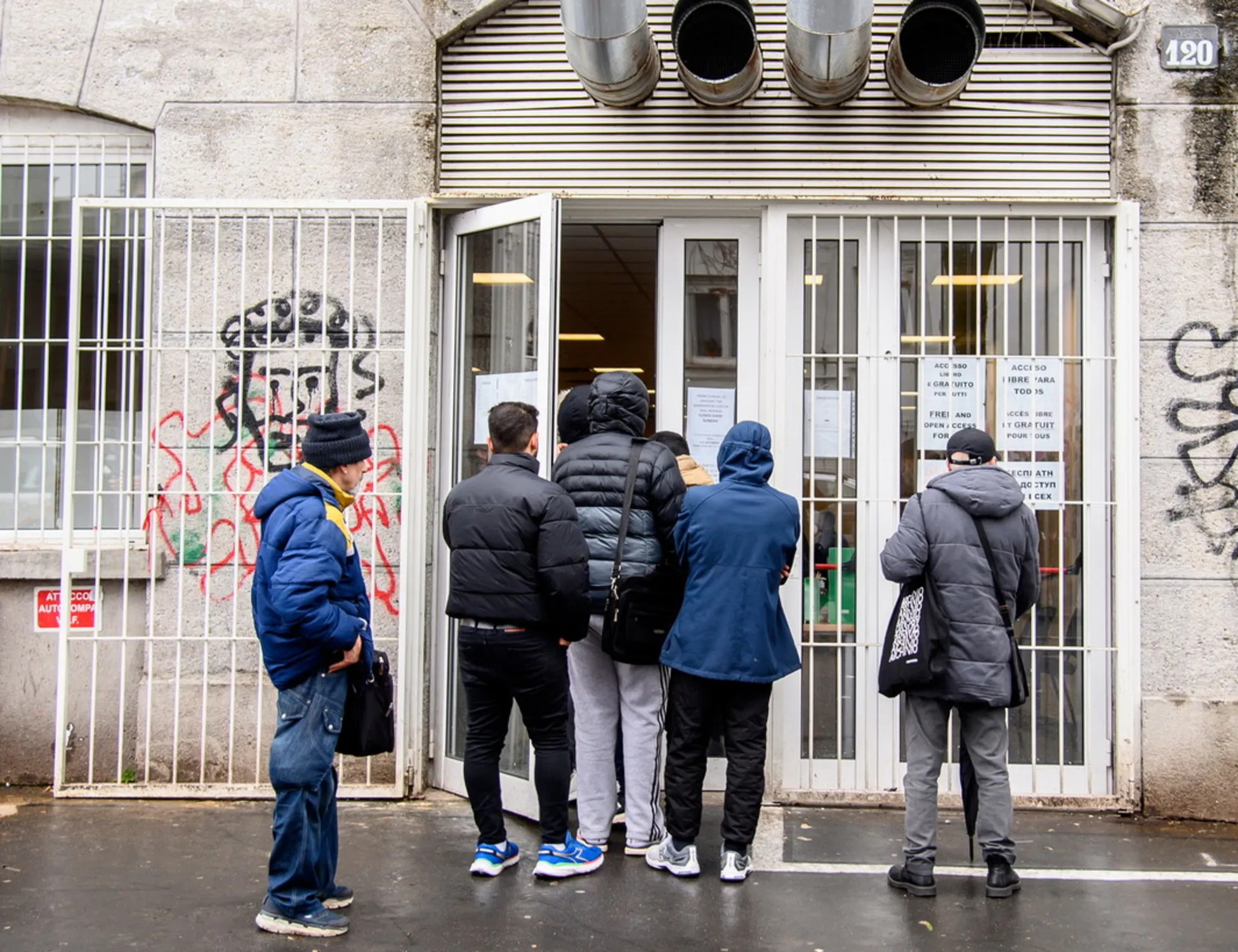 Aumentano i milanesi, ma sono stranieri: il gioco sporco del Pd