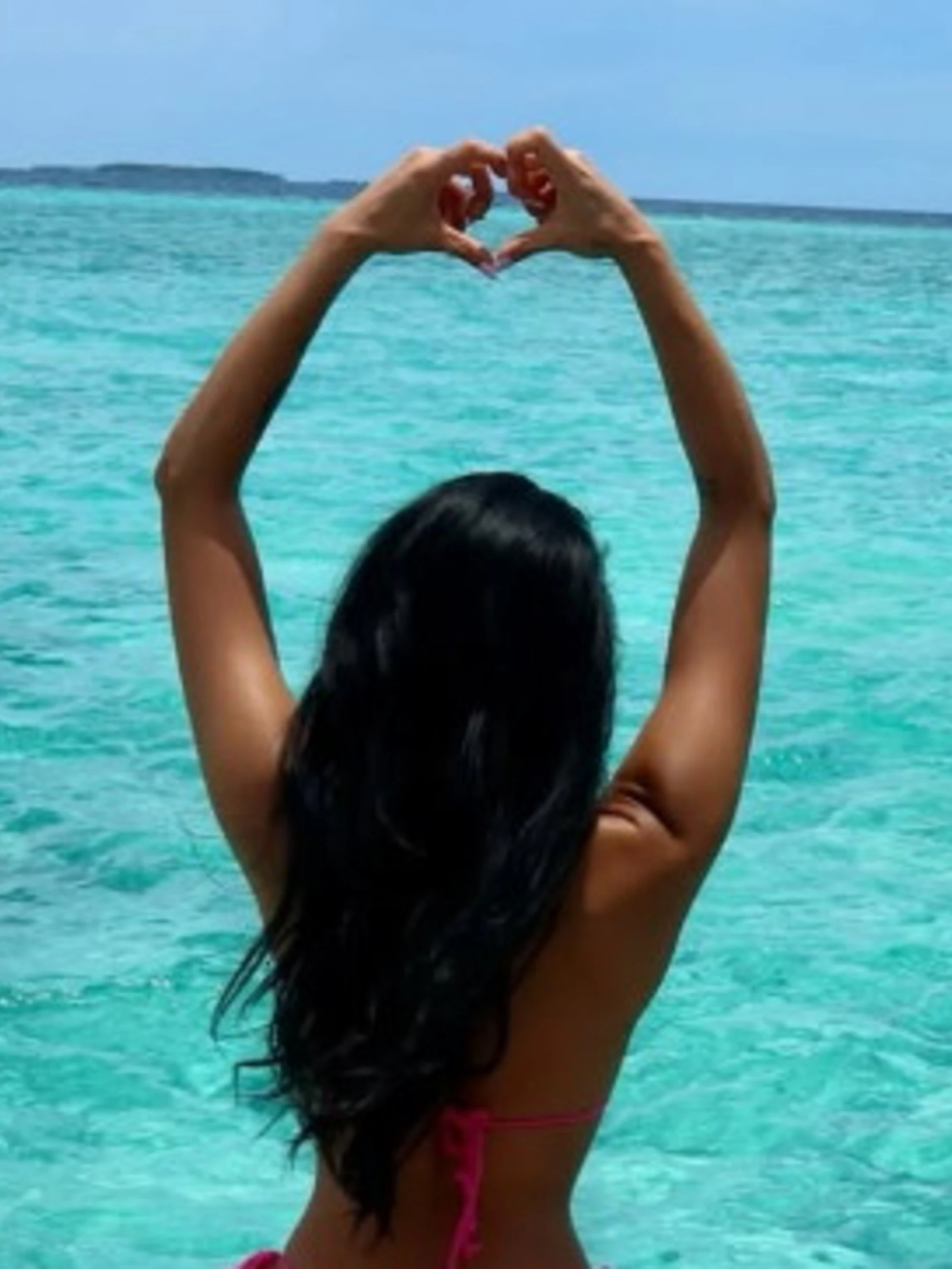 Ezio Greggio e Nataly, esplode la passione alle Maldive: le foto