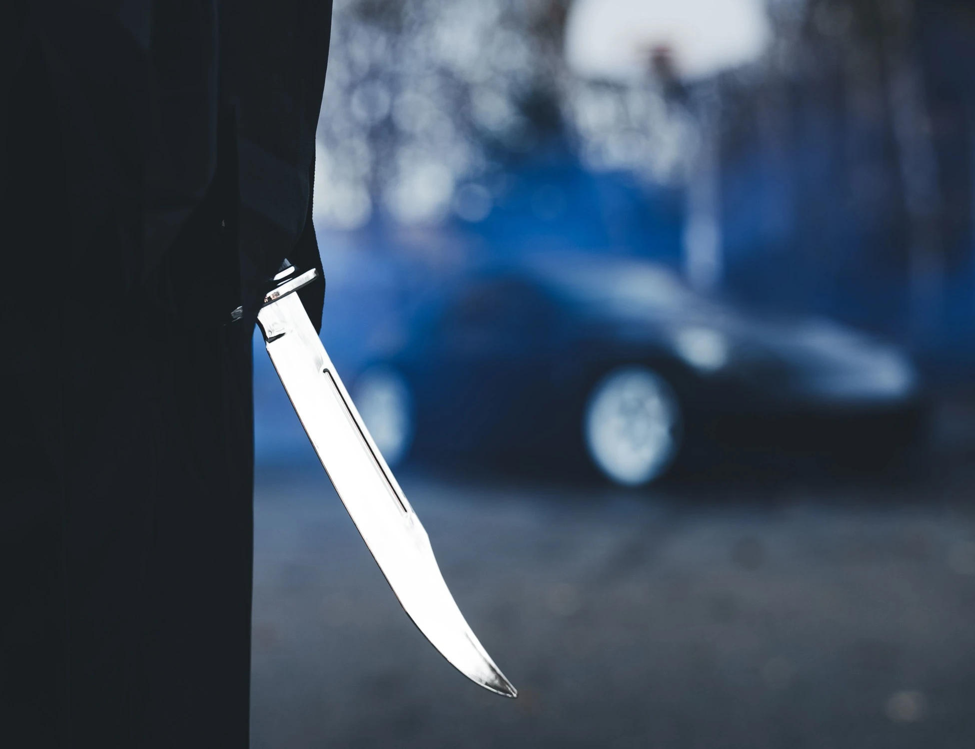 Verona, tenta di accoltellare uno sconosciuto alle spalle: chi finisce in manette
