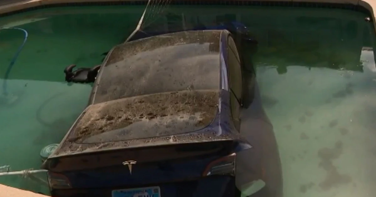 Arizona, "c'è una Tesla nella mia piscina": un caso sconvolgente. E a bordo dell'auto...