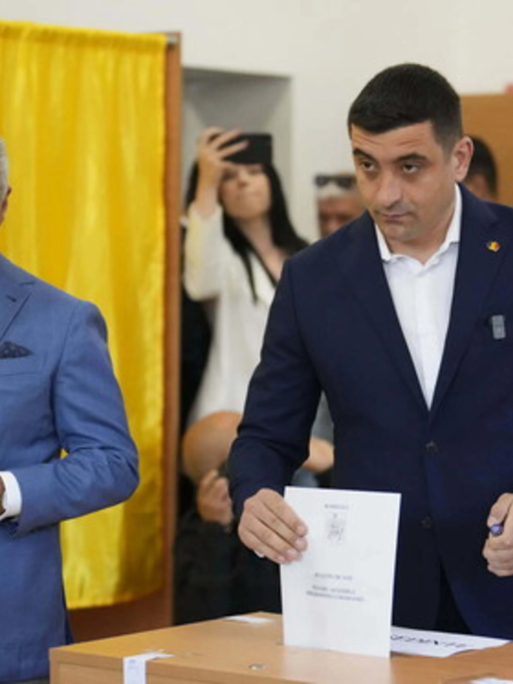 Romania, Georgescu al seggio con Simion: bordata alla Ue