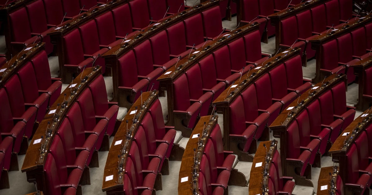 Crisi di governo, lo spettro delle elezioni agita i peones: inizia la caccia al seggio