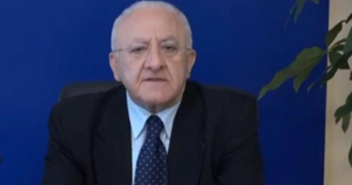 Vincenzo De Luca, grana in vista delle Regionali: il candidato che lo sostiene imita il boss e scoppia la polemica
