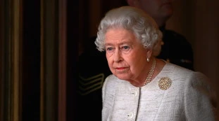 Regina Elisabetta, dopo il ricovero torna agli impegni di Palazzo: come si "ripresenta" in pubblico