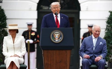 Donald Trump fa calare il gelo con Re Carlo: "Sapete che mia madre..."