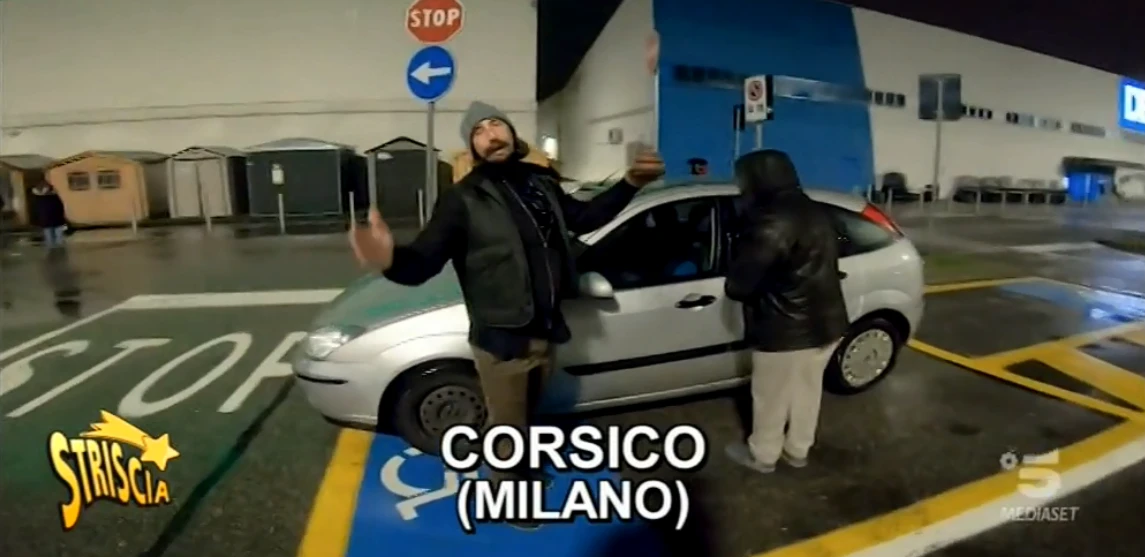 Striscia la Notizia, immigrati parcheggiano nel posto per disabili: un servizio-choc