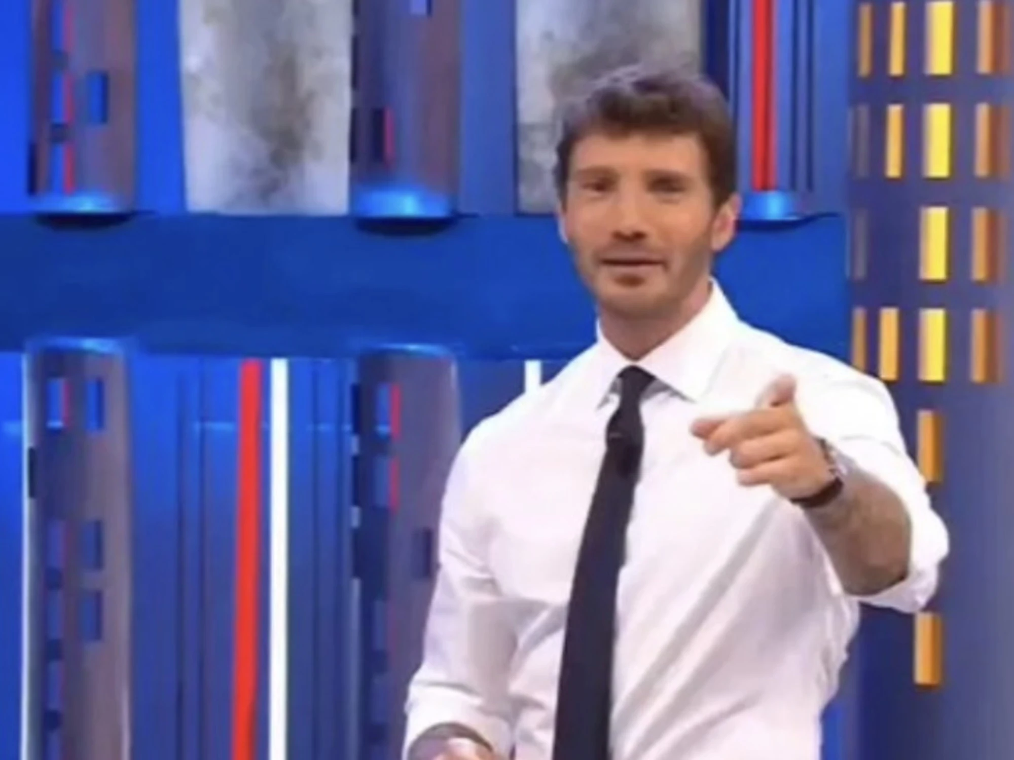 Affari tuoi, voci clamorose su Stefani De Martino: "Fa le prove generali"