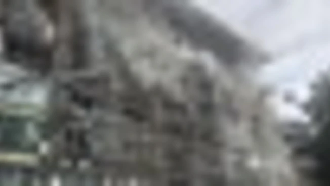 Droni russi su Dnipro, colpito edificio amministrativo, 4 morti