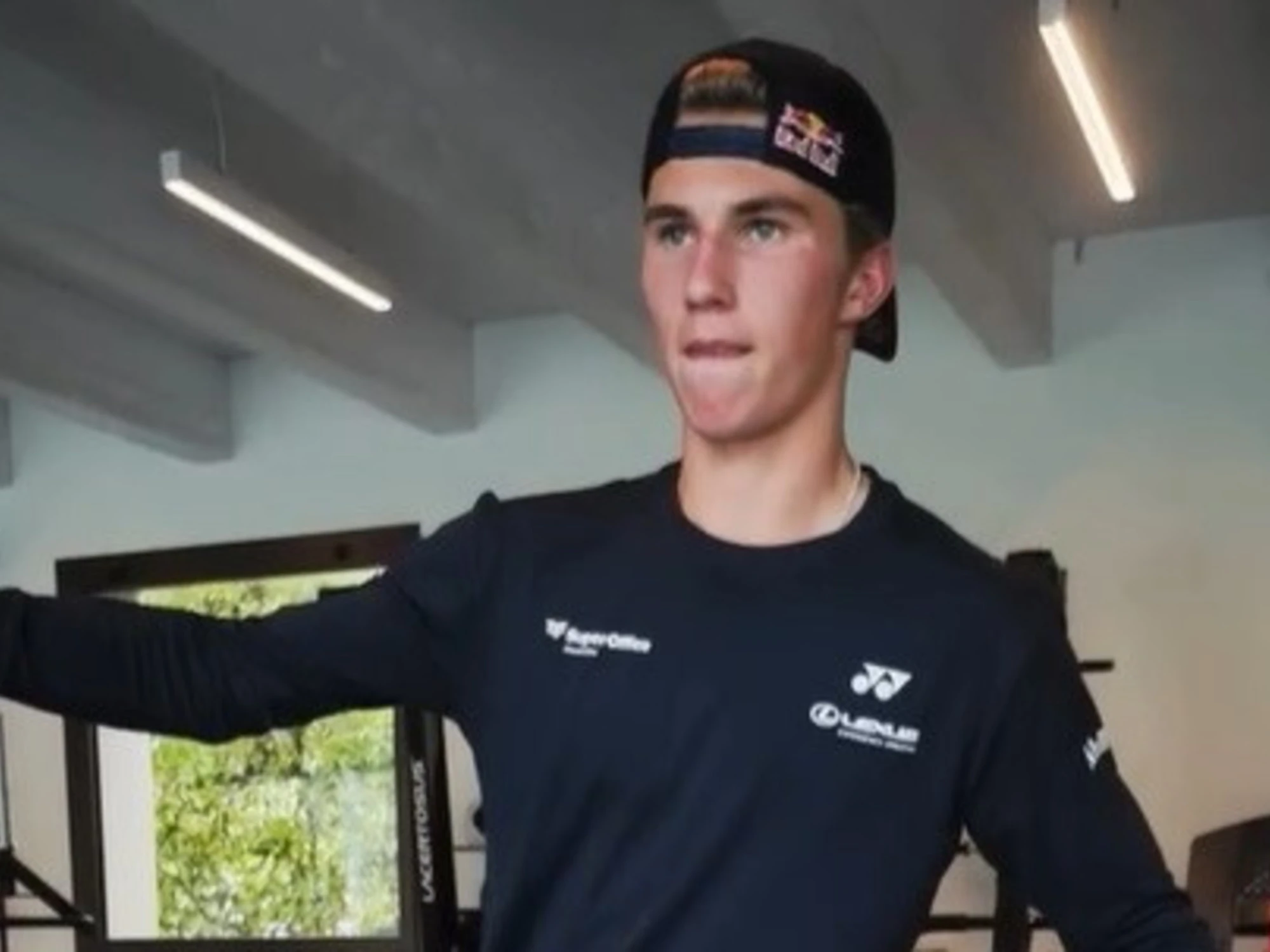 Jannik Sinner e lo sconosciuto: clamoroso, cosa lo lega a questo ragazzo