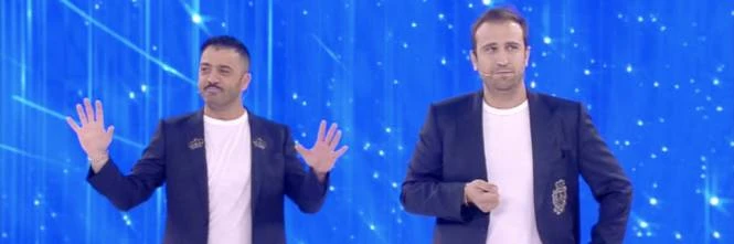 Amici Celebrities, Pio e Amedeo scherzano su Marco Carta, Maria De Filippi li gela: "Non ha rubato"