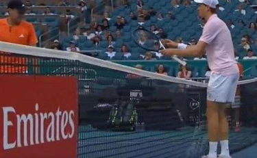 Jannik Sinner colpisce Michelsen, tensione a Miami: cos'è successo