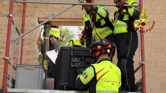 Frana Niscemi, i vigili del fuoco recuperano 300 libri dalla biblioteca