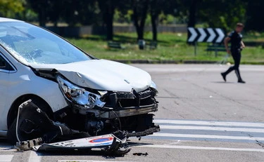 V Milanu razburjenje po smrti 71-letnice, ki jo je povozil avto, v katerem so bili romski otroci