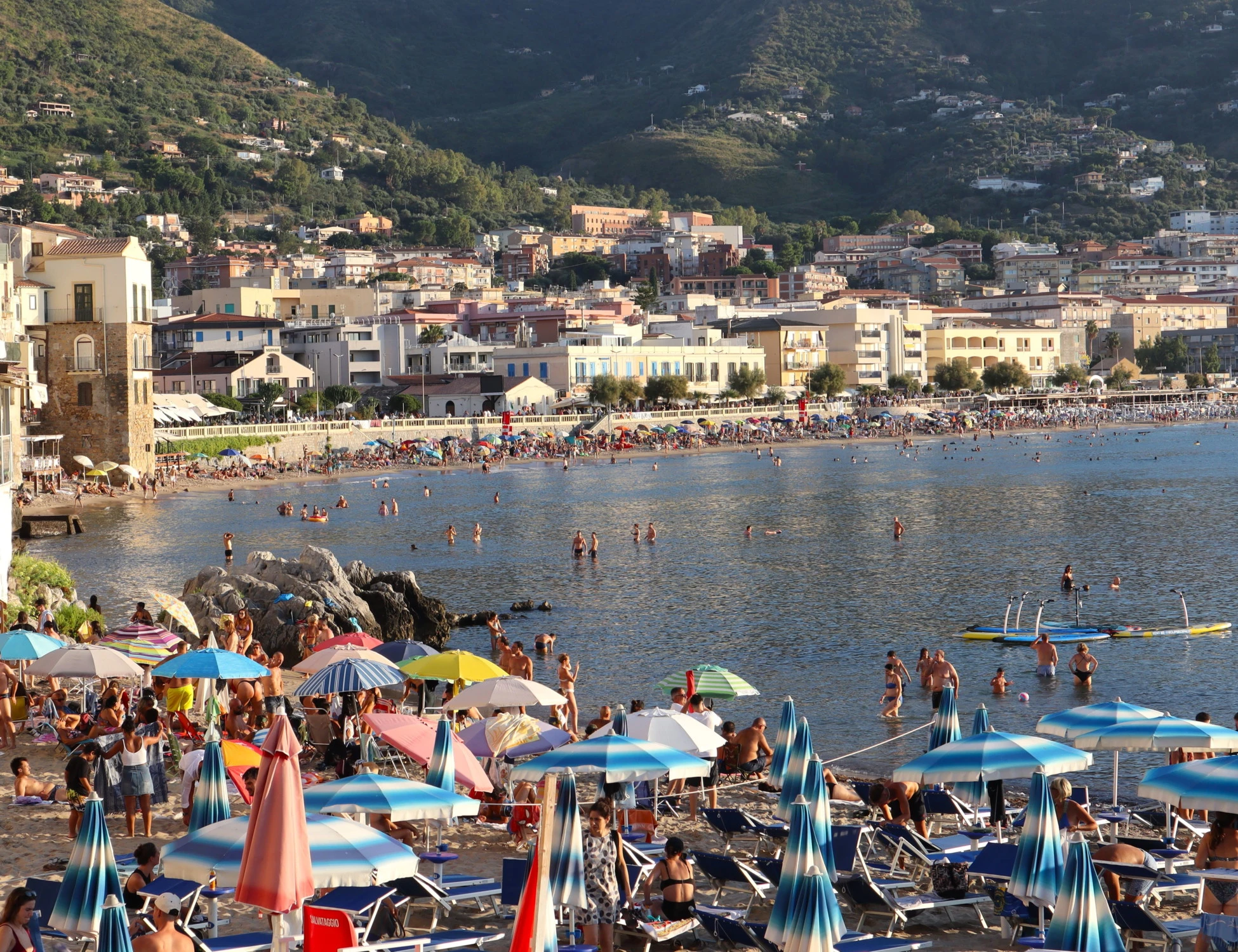 Spiaggia, vai all'alba a lasciare telo e ombrellone? Occhio che ti fanno la multa