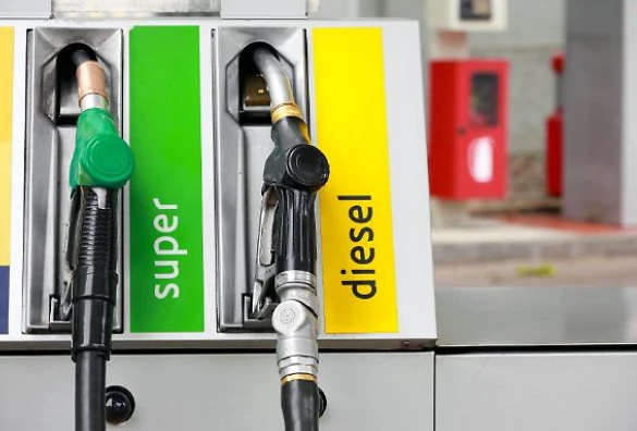 Tasse, perché rischiamo il tracollo. La verità sul diesel più caro: tutto quello che non ci dicono