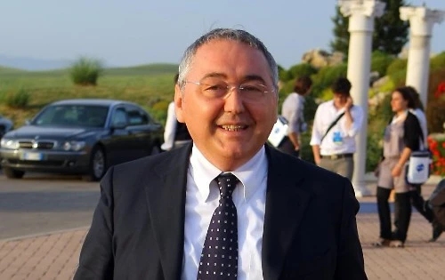 Emilio Carelli, l'ex direttore di SkyTg24 corre col M5s: "Conquistato dalla loro onestà e competenza"