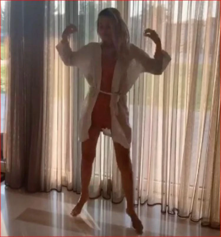 Ilary Blasi lascia i figli a scuola, poi si scatena in vestaglia: ma è nuda?