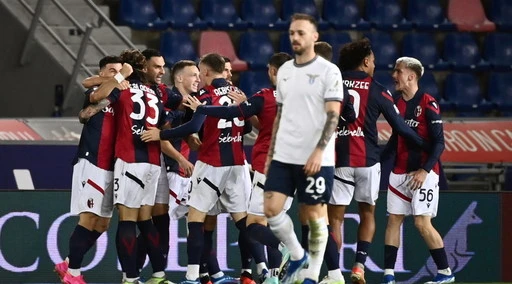 Bologna, lampo-Ferguson beffa la Lazio: Thiago Motta frega Sarri e sogna